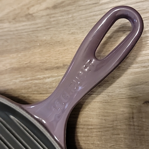 Le Creuset Cassis Cast Iron Round Evolution Skillet Grill - Picture 3 of 15